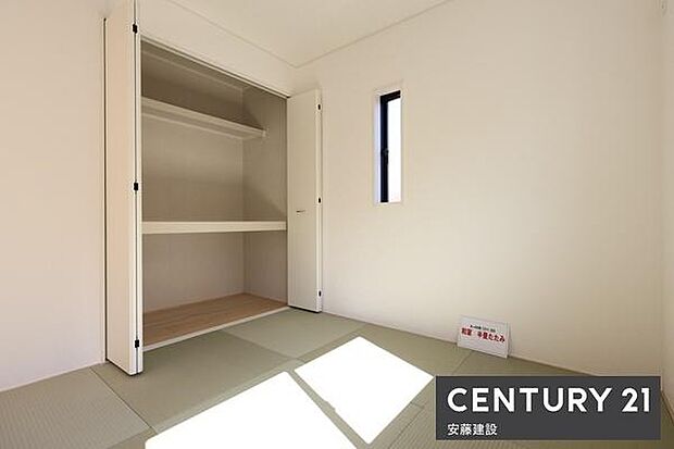 【 和室 / 4.5帖 】リビング横の和室は、扉をあければリビングがより開放的な空間に!客間やお子様の遊び場などに活用できます