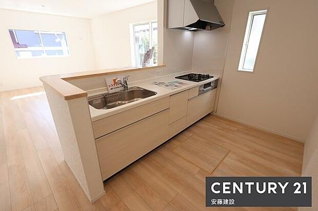 【　キッチン　/　Kitchen　】収納と作業スペースをしっかり確保した対面式システムキッチン！お料理の片付けや運び出しもしやすい便利な設計