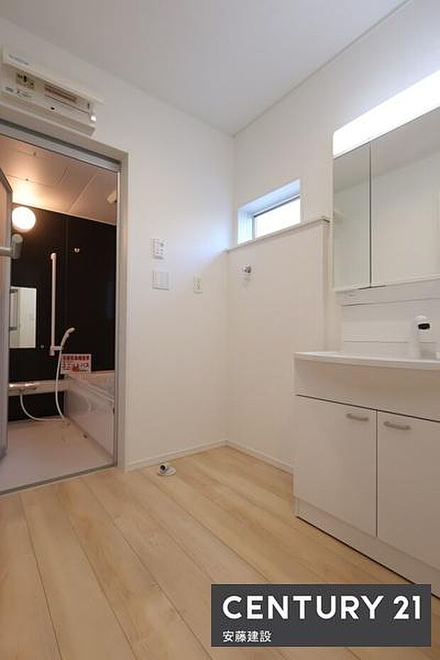 【　洗面所　/　Washroom　】清潔感溢れる洗面所は忙しい朝もストレスフリーに身支度できそうな空間フラットで掃除もしやすい洗面化粧台完備