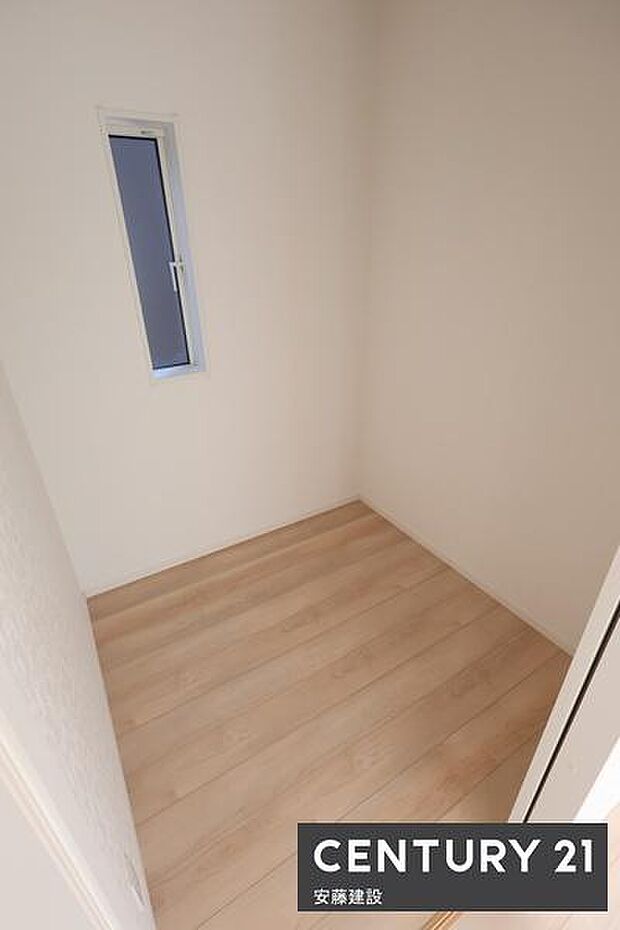 【　フリースペース　】リビングに備わった、季節物の家電もしっかり片付けられるスペースハンガーラックを置けばWICとしても活用可能！