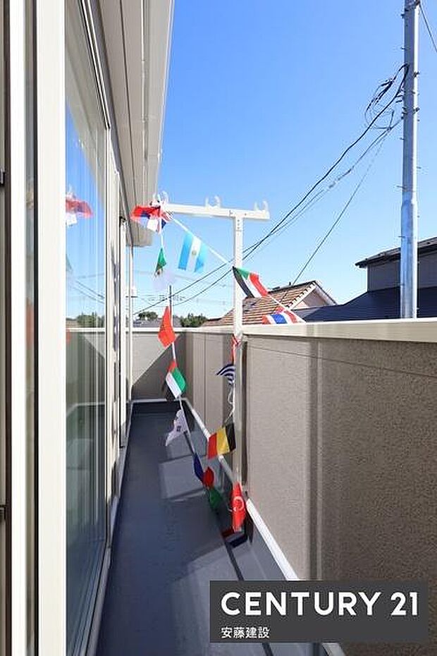 【　バルコニー　/　Balcony　】2部屋から出入可能な南東向きバルコニー！たっぷりの日差しを浴びて洗濯物がしっかり乾きます