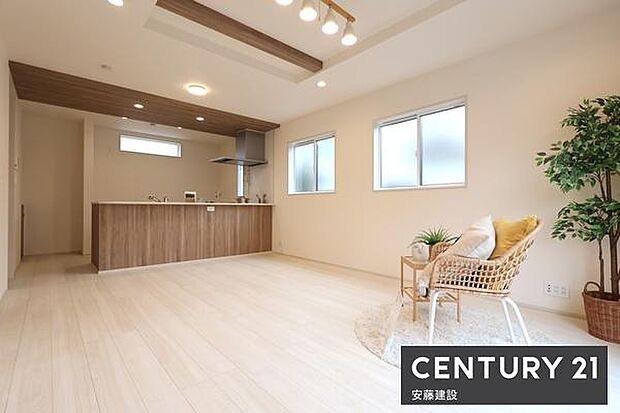 【　リビング　/　19帖　】明るくあたたかな、しっかりとした広さのリビングダイニングテーブルとソファーを置いてもゆとりが生まれる空間