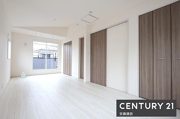 【　寝室（間仕切可)　/　10.5帖　】間仕切りを作れば2部屋にもなるフレキシブルルーム！将来の家族人数に応じて変更可能な設計