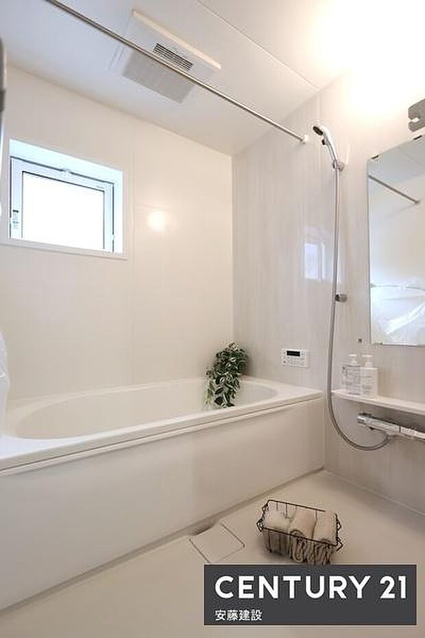【　浴室　/　Bathroom　】ホテルのような上質なデザインのシステムバス浴室暖房乾燥機が備わっており換気しやすく、冬場は過度な温度差を防げます