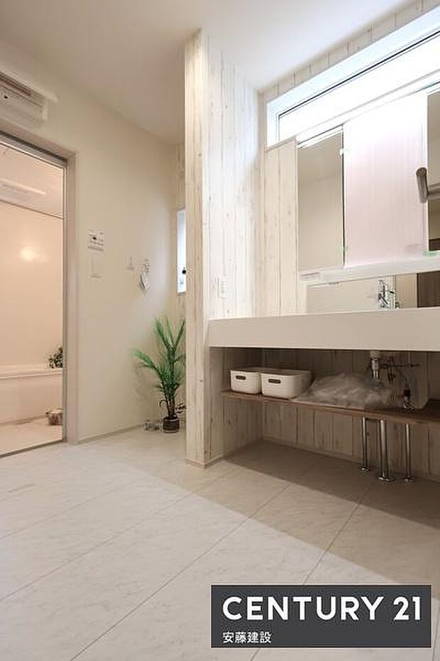 【　洗面所　/　Washroom　】清潔感溢れる洗面所は忙しい朝もストレスフリーに身支度できそうな空間