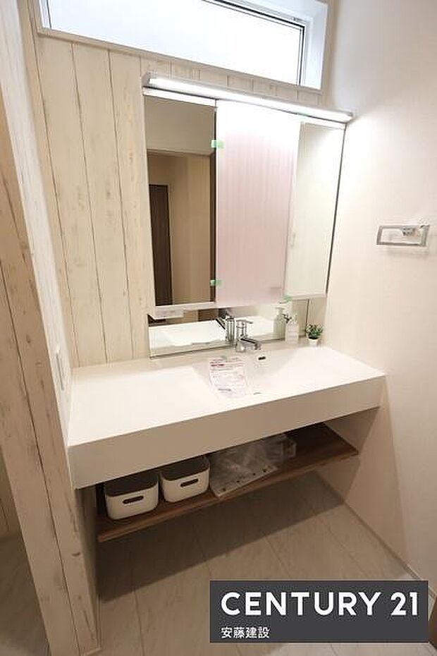 【 独立洗面化粧台 】掃除もしやすいフルフラットな洗面化粧台完備三面鏡のため身だしなみのチェックもバッチリ!