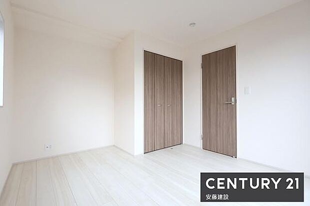 【　洋室　/　6.25帖　】明るくゆとりのある広さの洋室！クローゼット完備