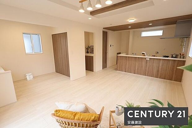 1階ワンフロアLDKは19帖で家族でゆったり過ごせる空間