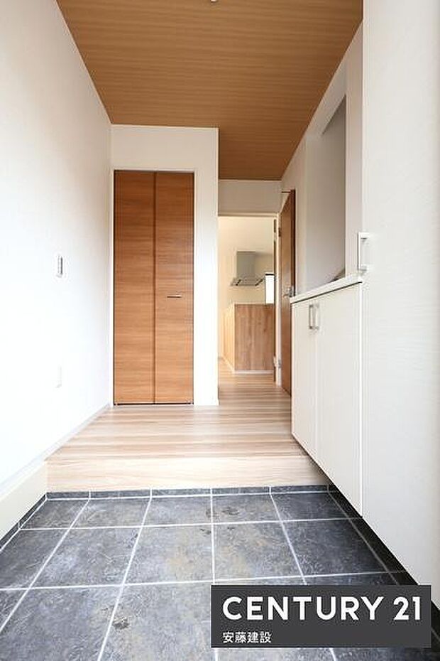 【　玄関　/　entrance　】清潔感あふれる玄関は、帰宅・来客を心地よく迎えてくれます散らかりがちな玄関もすっきり片付くシューズボックス完備