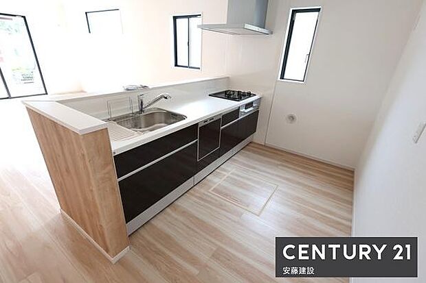 【　キッチン+食洗機　/　Kitchen　】リビングを見渡せるキッチンで、お料理の受け渡しもスムーズ！