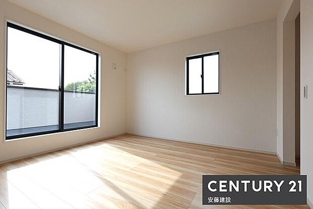 【　寝室　/　8帖　】南東向きバルコニーに面した明るい寝室お好みの家具を置いてこだわりの空間を楽しめますね！