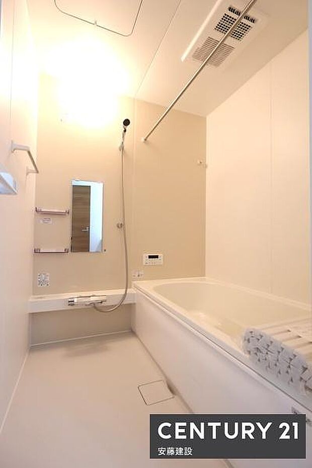 【　浴室　/　Bathroom　】たっぷりのお湯にゆったり浸かれそうなゆとりの浴室浴室暖房乾燥機が備わっており換気しやすく、冬場は過度な温度差を防げます