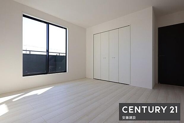 【　寝室　/　8.5帖　】バルコニーに面して明るくあたたかな寝室！お好みの家具を置いてホテルライクな空間も楽しめます