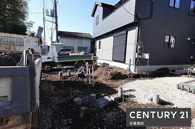 【 駐車場 / parking 】並列2台可能な駐車スペースご夫婦それぞれのお車をお家の前に停めることができます