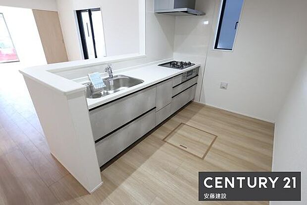 【　キッチン　/　Kitchen　】リビングを見渡せるオープンキッチンで、お料理の受け渡しもスムーズ！窓があり熱やにおいがこもりにくい設計