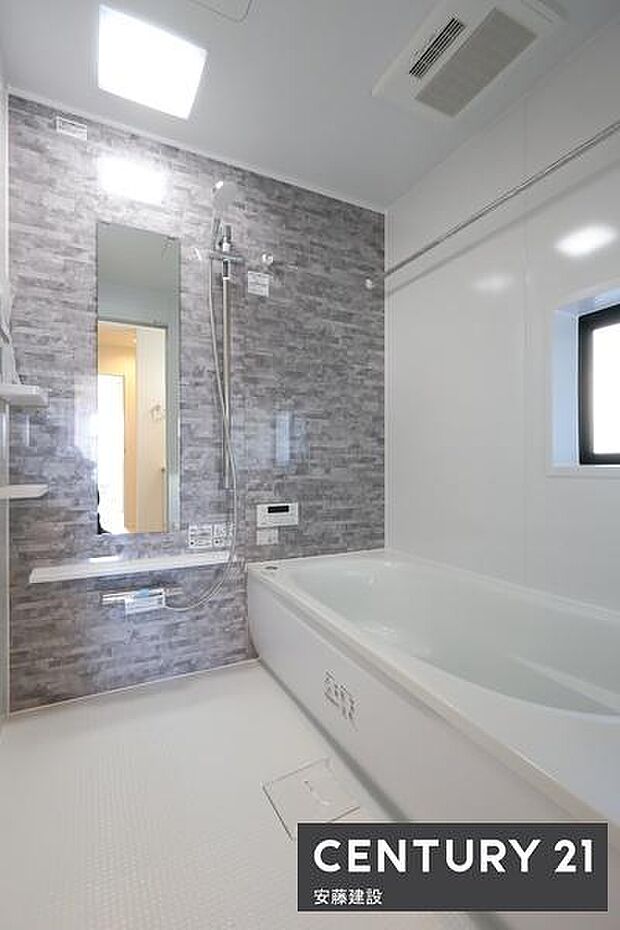 【　浴室　/　Bathroom　】たっぷりのお湯にゆったり浸かれそうなゆとりの浴室浴室暖房乾燥機が備わっており換気しやすく、冬場は過度な温度差を防げます