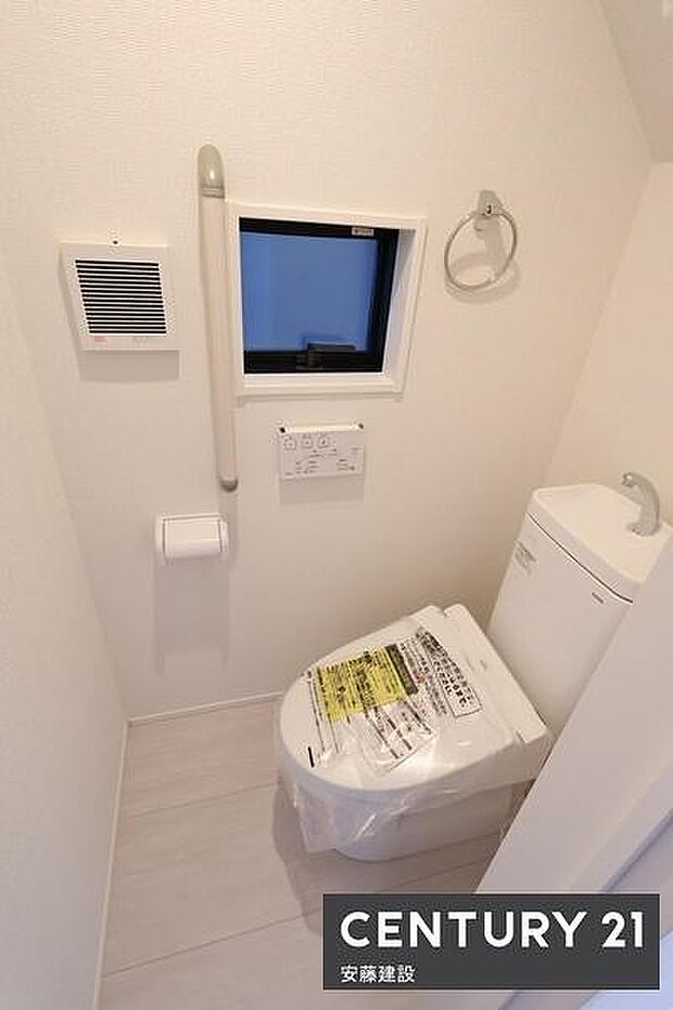 【　トイレ　/　toilet　】清潔的なウォッシュレット付きトイレ手摺完備で家族みんなにやさしいトイレです