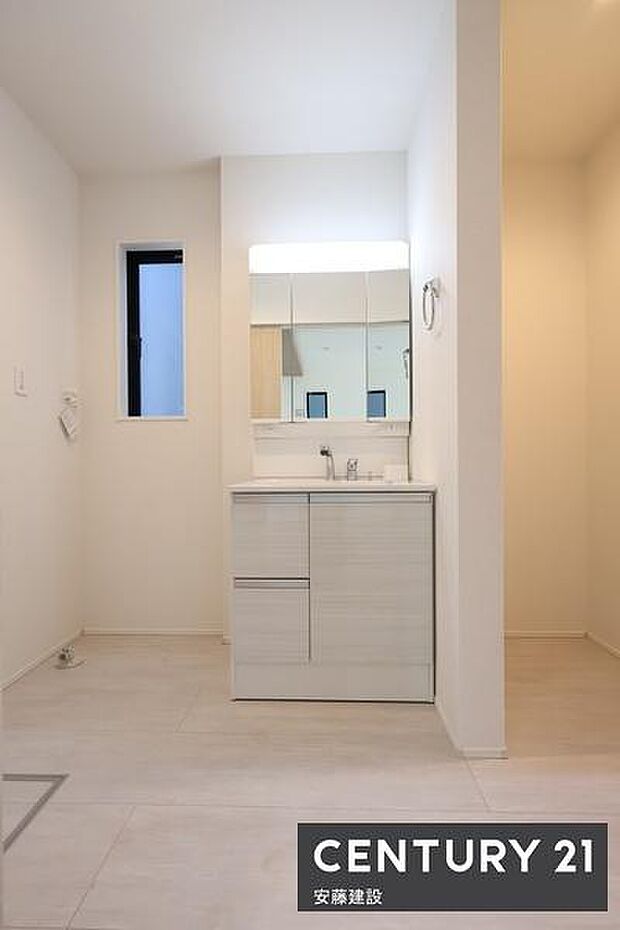 【　洗面所+リネン庫　/　Washroom　】清潔感溢れる洗面所は忙しい朝もストレスフリーに身支度できそうな空間タオルや洗面用品などを収納できるリネン庫完備！