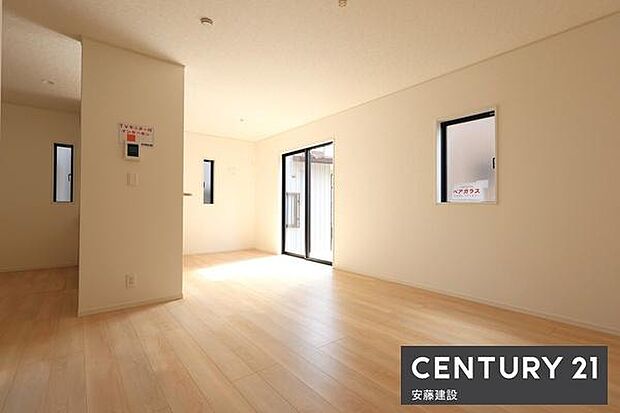 【 リビング / 16帖 】二面採光で明るくあたたかな、しっかりとした広さのリビングダイニングテーブルとソファーを置いてもゆとりが生まれる空間