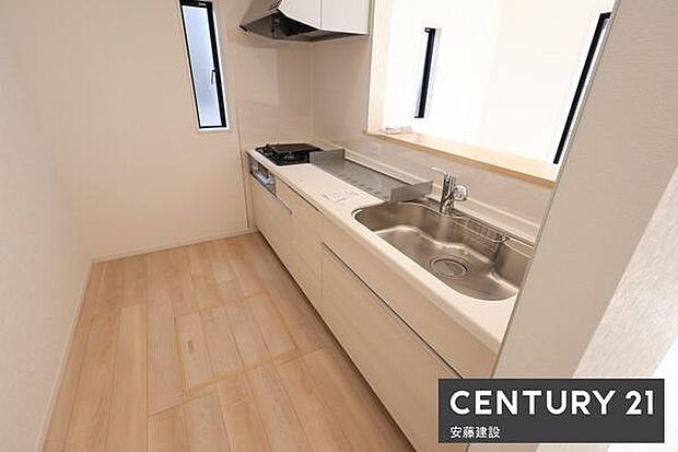 【 キッチン / Kitchen 】リビングを見渡せるオープンキッチンで、お料理の受け渡しもスムーズ!窓があり熱やにおいがこもりにくい設計