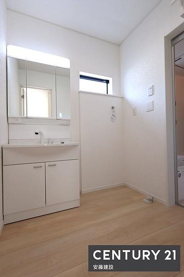 【 洗面所 / Washroom 】清潔感溢れる洗面所は忙しい朝もストレスフリーに身支度できそうな空間収納力のある独立洗面台完備
