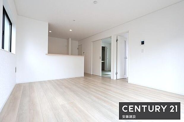 防犯カメラや電子キー、TVモニター付インターホン等が備わったセキュリティ面安心の邸宅複数のスーパーや小学校、公園等徒歩10分圏内！