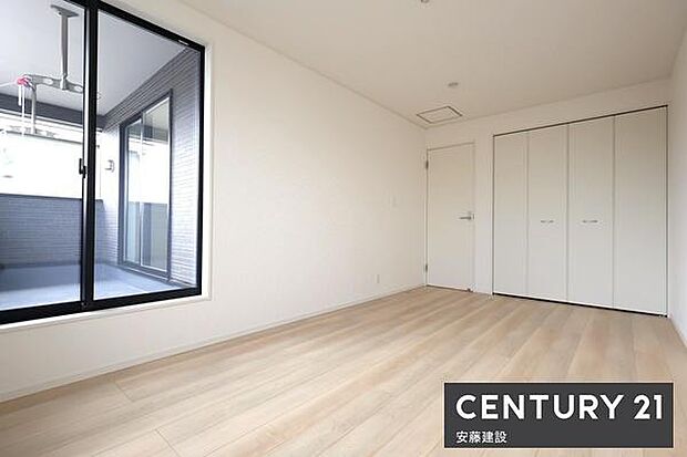 【　寝室　/　8.2帖　】お好みの家具を置いてこだわりの空間を作れるゆとりの寝室バルコニーに面しており陽当・風通良好！