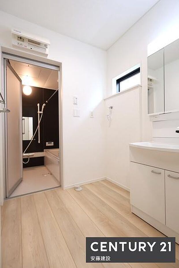 【　洗面所　/　Washroom　】清潔感溢れる洗面所は忙しい朝もストレスフリーに身支度できそうな空間