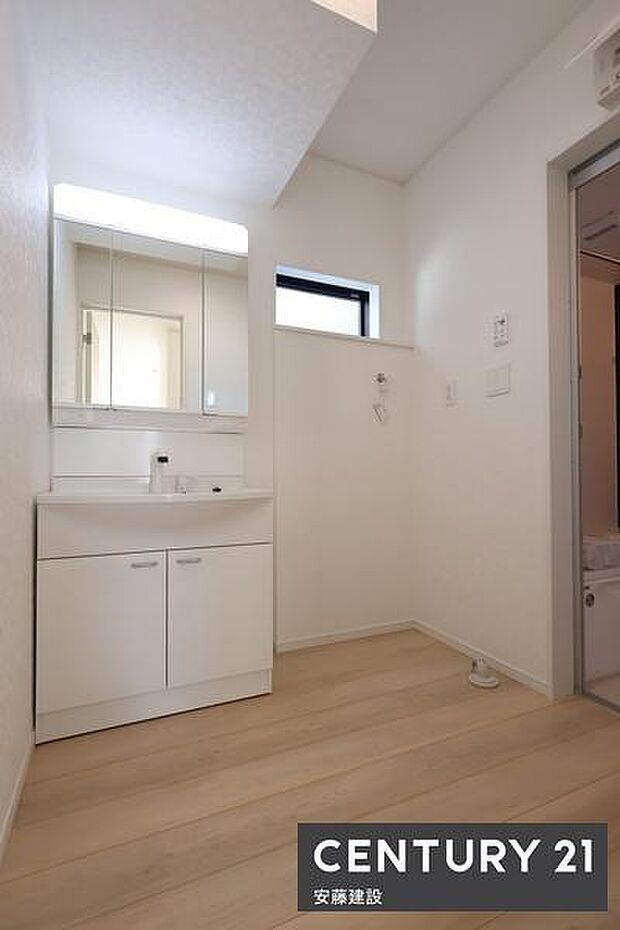 【 洗面所 / Washroom 】清潔感溢れる洗面所は忙しい朝もストレスフリーに身支度できそうな空間フラットで掃除もしやすい洗面化粧台完備