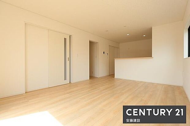 【 リビング / 16帖 】二面採光で明るくあたたかな、しっかりとした広さのリビングダイニングテーブルとソファーを置いてもゆとりが生まれる空間