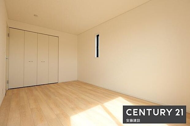 【 寝室 / 7.5帖 】南東向きバルコニーに面した採光豊かな寝室!ダブルベッドを置いてもゆとりある寝室はご夫婦でお使いいただける空間