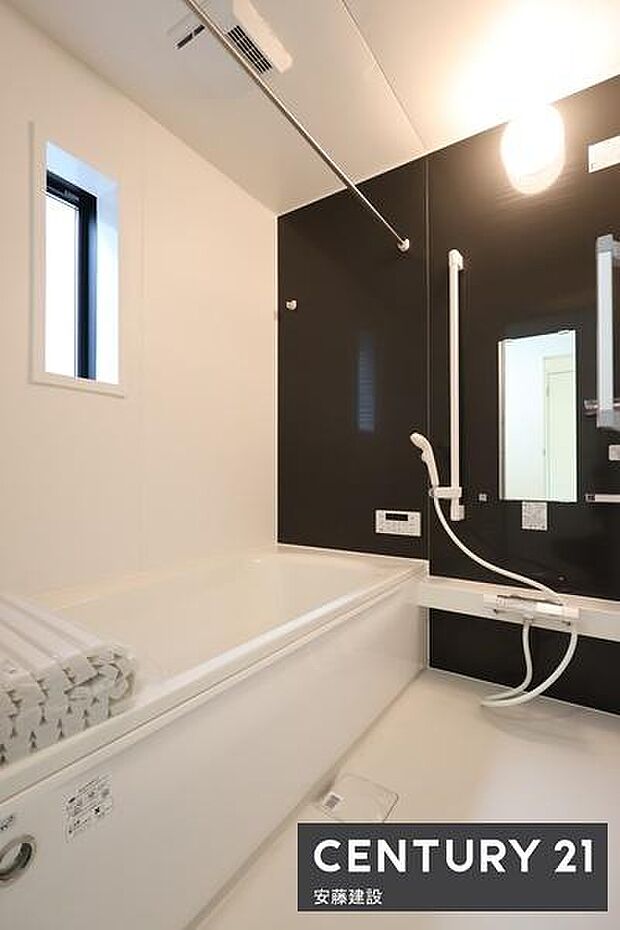【 浴室 / Bathroom 】たっぷりのお湯にゆったり浸かれそうな、清潔感ある浴室浴室乾燥機が備わっており換気もばっちりできます!