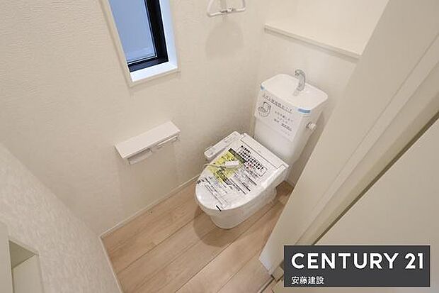 【 トイレ / toilet 】清潔的なウォッシュレット付きトイレちょっとした棚があるのも嬉しいポイント