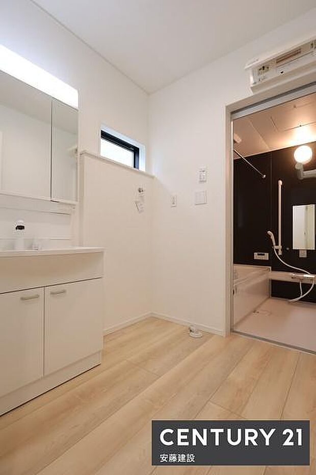 【 洗面所 / Washroom 】清潔感溢れる洗面所は忙しい朝もストレスフリーに身支度できそうな空間フラットで掃除もしやすい洗面化粧台完備