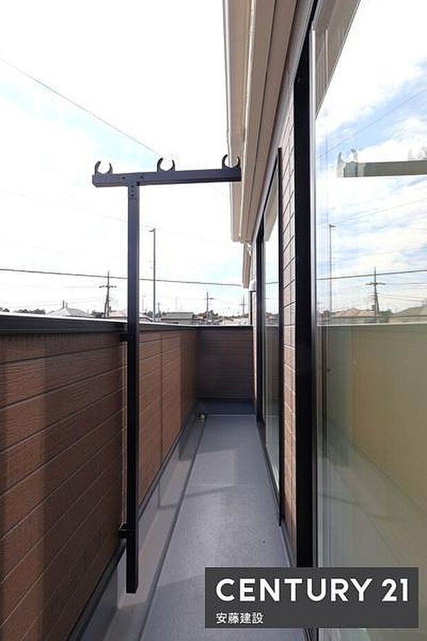 【 バルコニー / Balcony 】陽当り良好な南東向きバルコニーで洗濯物もしっかり乾きます!