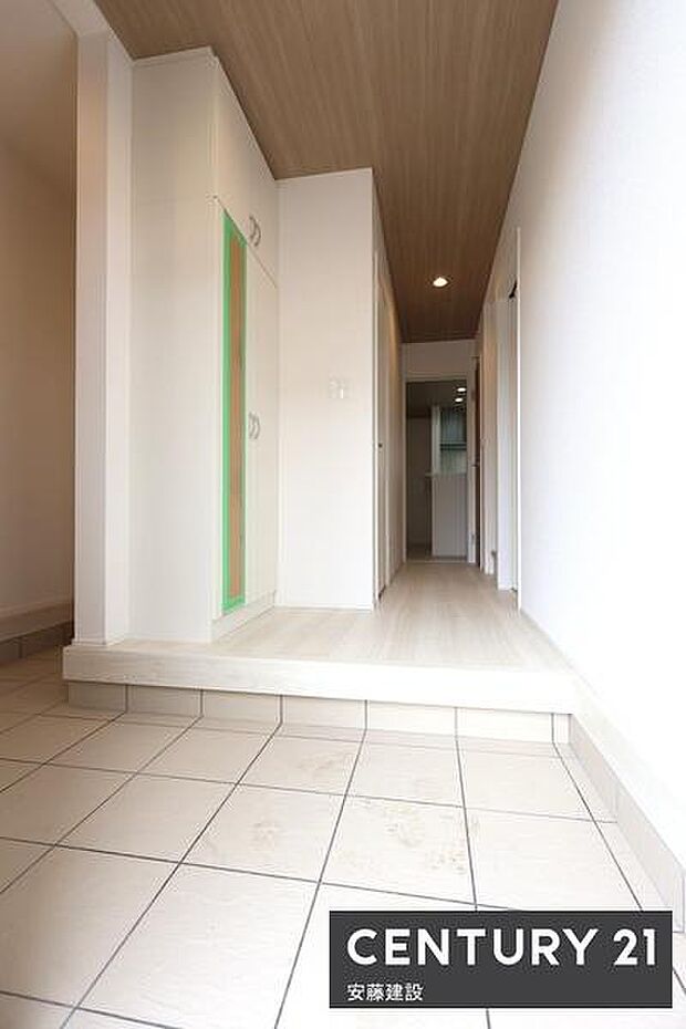 【　玄関　/　entrance　】白を基調とした明るい玄関は、帰宅・来客を心地よく迎えてくれます間口が広く出入りのしやすい設計