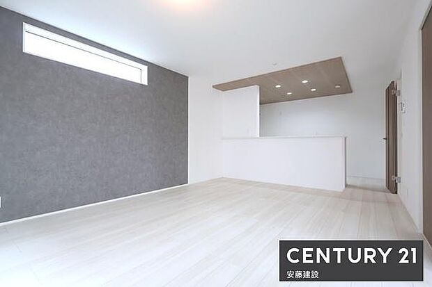 【　リビング　/　16帖　】明るくあたたかな、しっかりとした広さのリビングダイニングテーブルとソファーを置いてもゆとりが生まれる空間