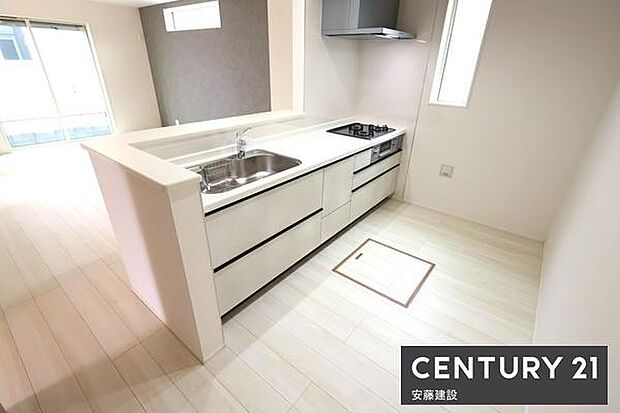 【　キッチン　/　Kitchen　】リビングを見渡せるオープンキッチンで、お料理の受け渡しもスムーズ！窓があり熱やにおいがこもりにくい設計