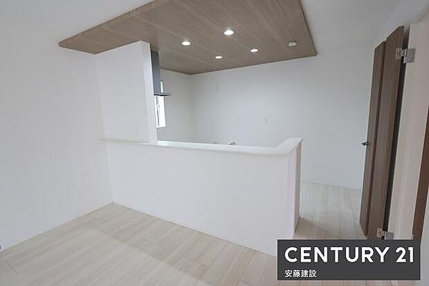 【　キッチン　/　Kitchen　】折下天井のアクセントがあるキッチン