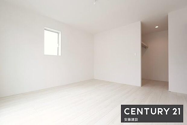 【　寝室+WIC　/　9帖　】南東向きバルコニーに面した採光豊かな寝室！ダブルベッドを置いてもゆとりある寝室はご夫婦でお使いいただける空間