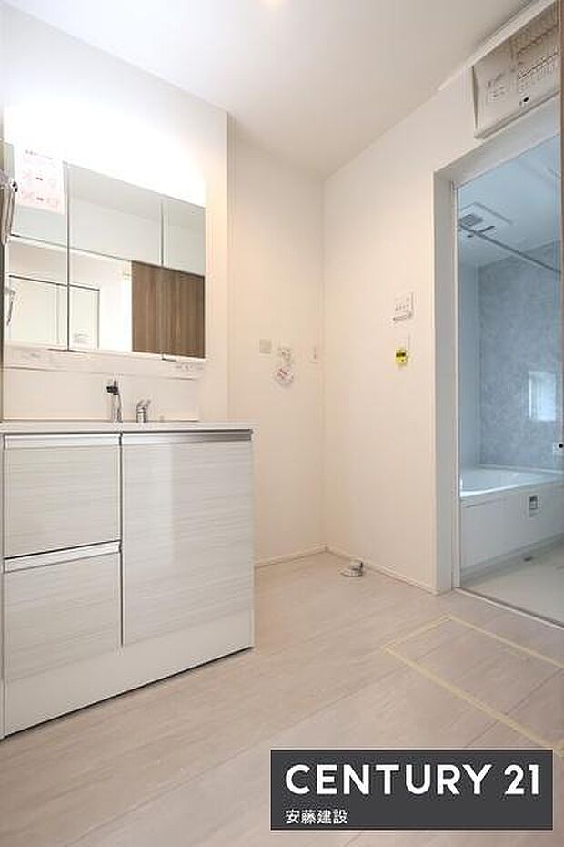 【　洗面所　/　Washroom　】清潔感溢れる洗面所は忙しい朝もストレスフリーに身支度できそうな空間