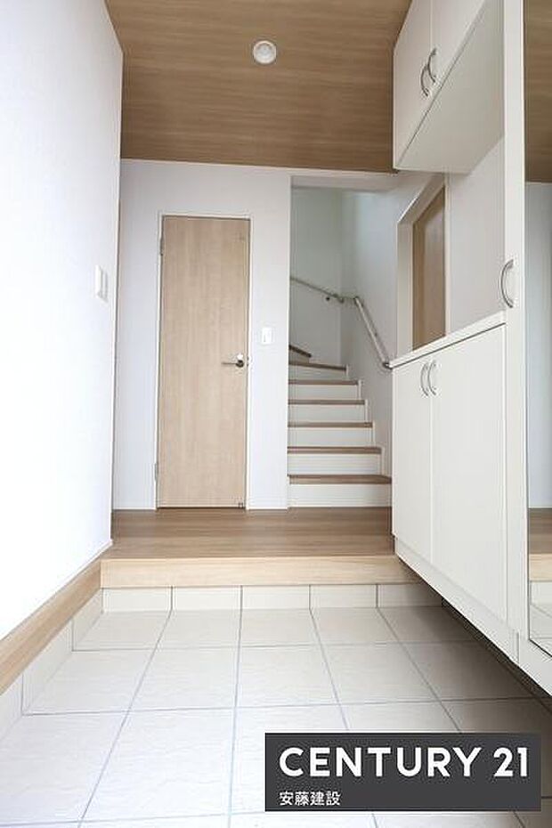 【　玄関　/　entrance　】白を基調とした明るい玄関は、帰宅・来客を心地よく迎えてくれます間口が広く出入りのしやすい設計