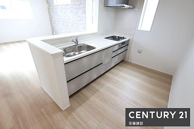 【　キッチン　/　Kitchen　】リビングを見渡せるキッチンで、お料理の受け渡しもスムーズ！