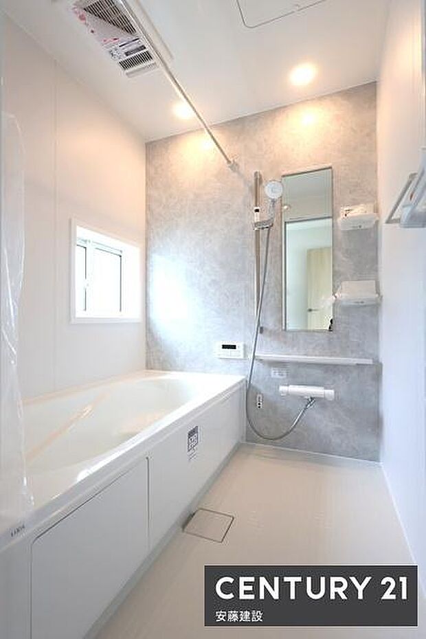 【　浴室　/　Bathroom　】たっぷりのお湯にゆったり浸かれそうなゆとりの浴室浴室暖房乾燥機が備わっており換気しやすく、冬場は過度な温度差を防げます