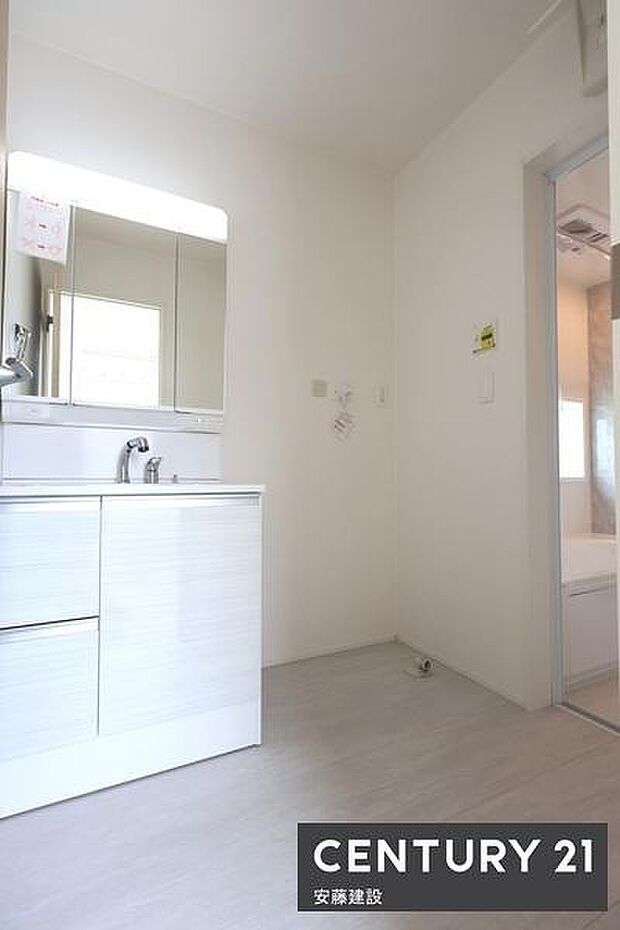 【　洗面所　/　Washroom　】清潔感溢れる洗面所は忙しい朝もストレスフリーに身支度できそうな空間収納力のある三面鏡独立洗面台完備！