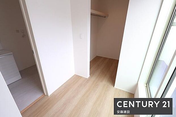 【　パントリー　】リビング横のパントリーはWICと洗面所に行けて開放的な空間