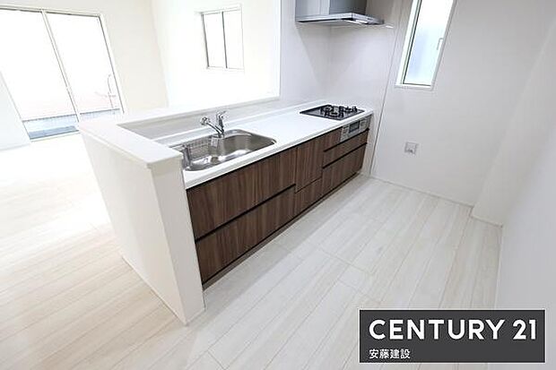 【　キッチン　/　Kitchen　】リビングを見渡せるオープンキッチンで、お料理の受け渡しもスムーズ！窓があり熱やにおいがこもりにくい設計