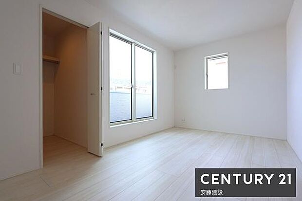 【　寝室+WIC　/　7.5帖　】バルコニーに面した明るい寝室お好みの家具を置いてこだわりの空間を楽しめますね！