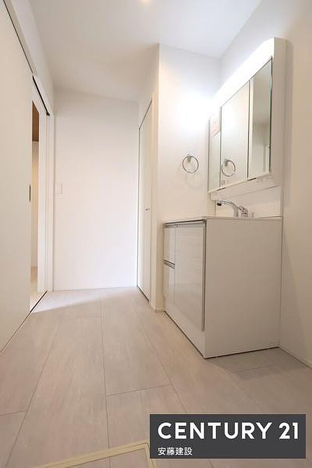 【　洗面所　/　Washroom　】清潔感溢れる洗面所は忙しい朝もストレスフリーに身支度できそうな空間洗面台横にはリネン庫完備