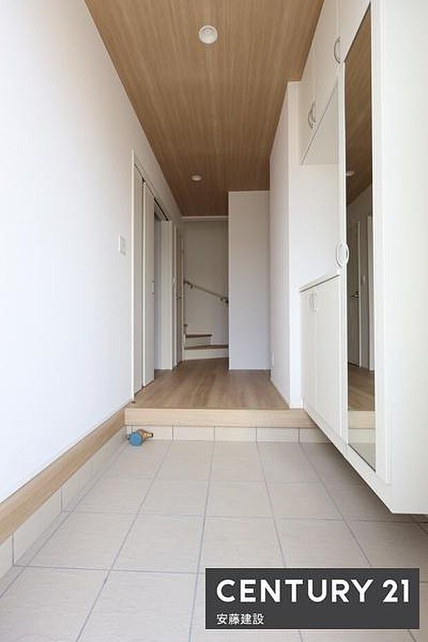 【 玄関 / entrance 】白を基調とした明るい玄関は、帰宅・来客を心地よく迎えてくれます間口が広く出入りのしやすい設計